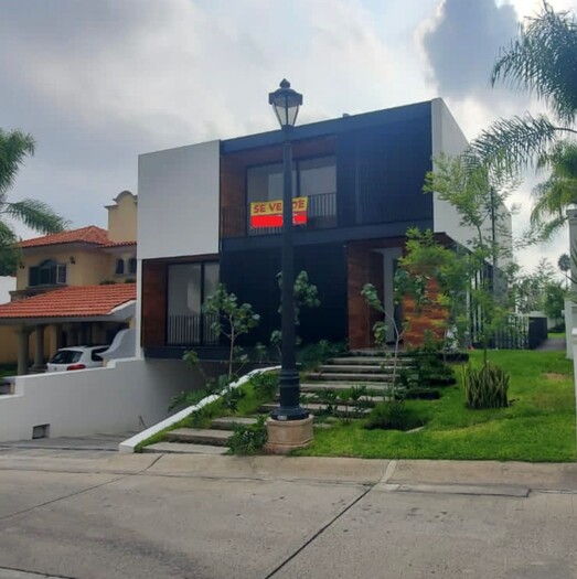 Se vende hermosa casa en Puerta de Hierro