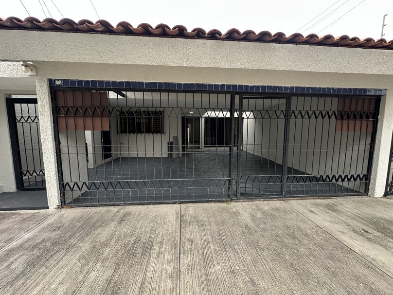 Se Vende Casa en Jardines Universidad
